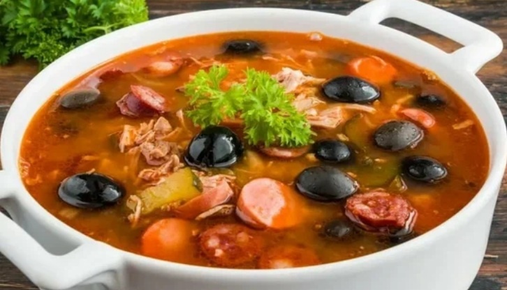 Солянка сборная с колбасными продуктми.