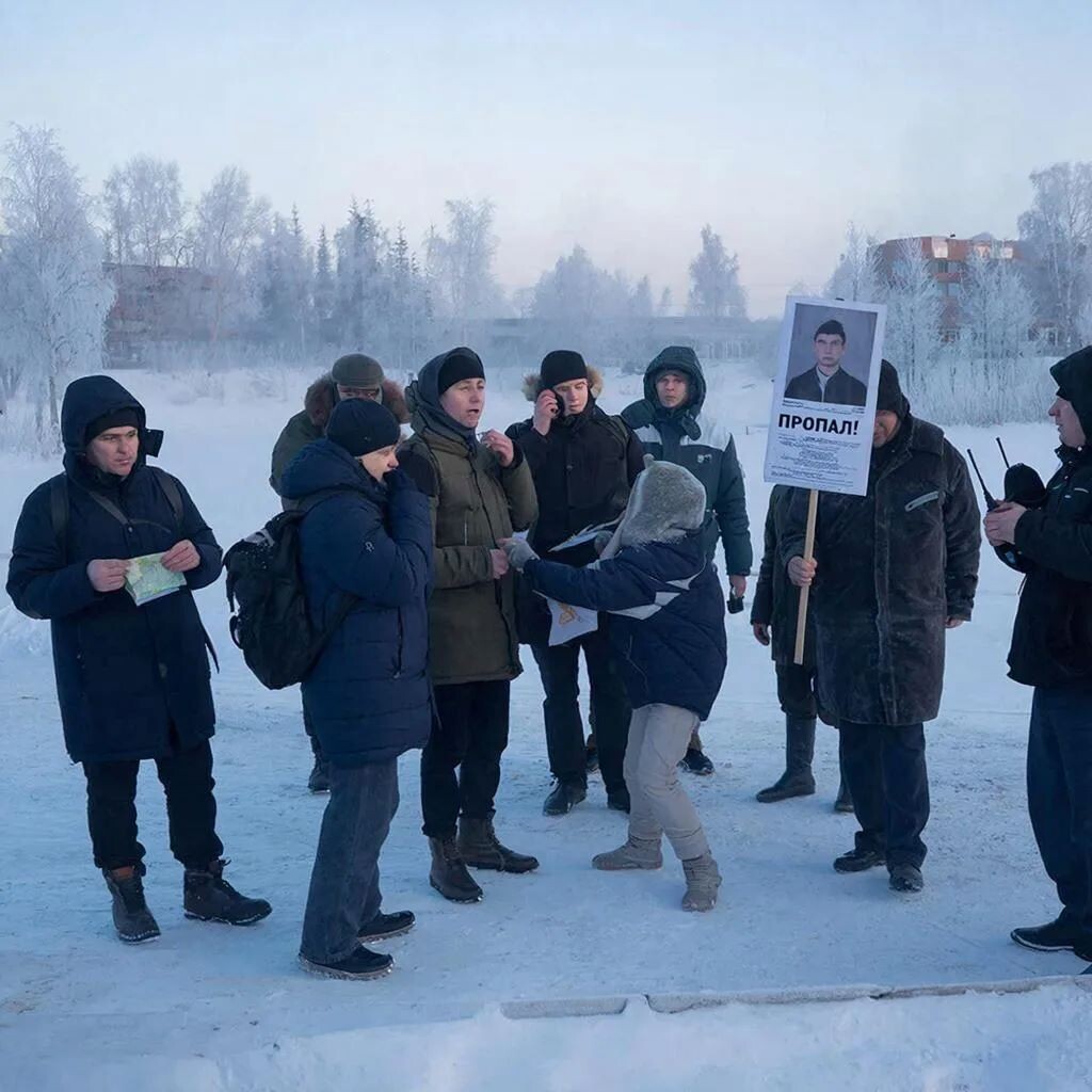 Поисковики уже привлекали кинолога, беспилотник, прочесывали природу.  Фото: Изображение сгенерировано нейросетью / Станислав Казаченко
