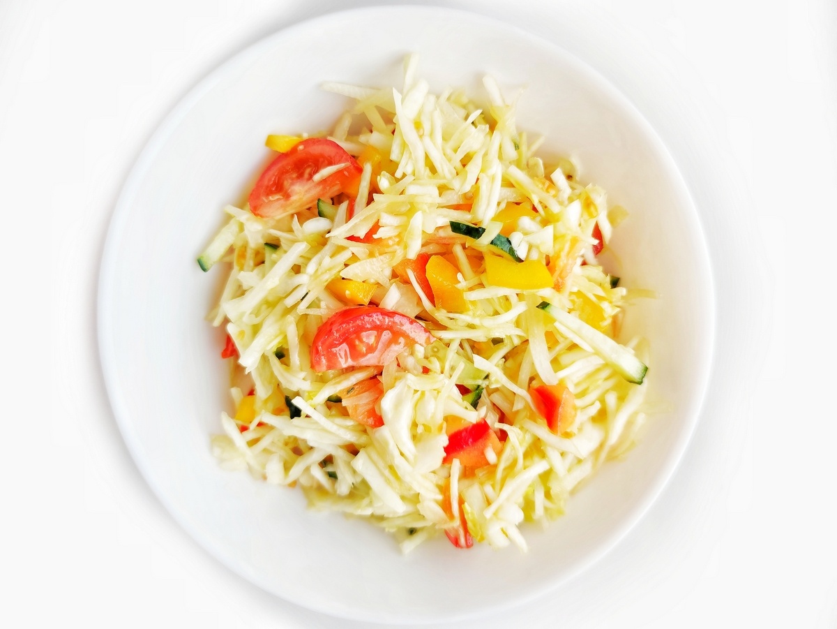 Самый частый мой салат: капуста и овощи, которые нашлись в холодильнике