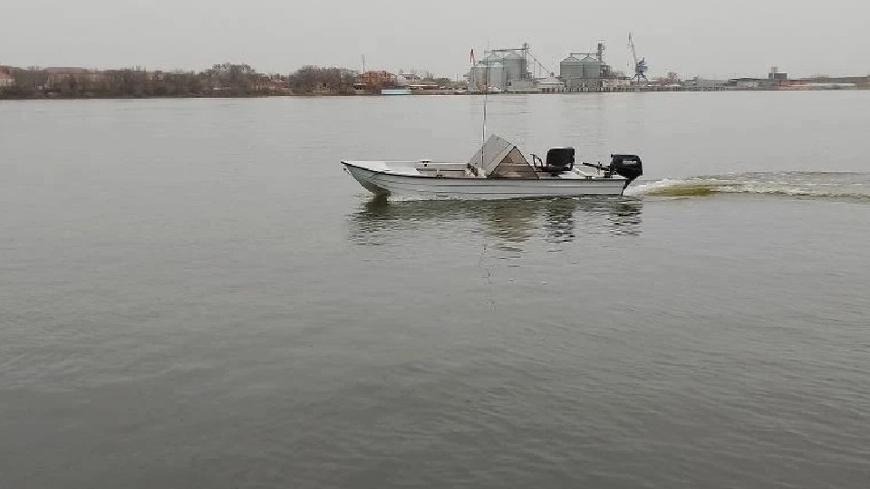 Моторная лодка без людей сама по себе двигалась на Волге в Астрахани