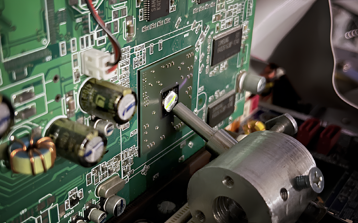 Реализация метода люминесцентной термометрии в микроэлектронике. Источник: Ilya E. Kolesnikov et al / Applied Materials Today, 2026