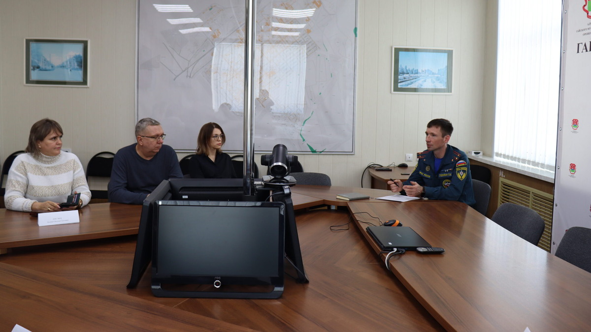     Совещание по пожарной безопасности в Гае. Фото: администрация Гайского округа.