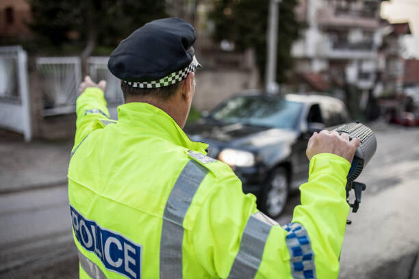 Останавливает инспектор ГИБДД