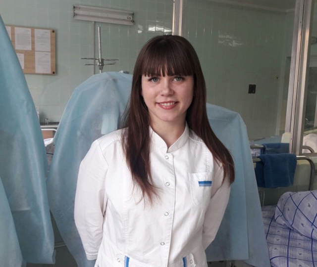 Женщина била огнетушителем по стеклу изнутри. Снаружи к ней уже плыла медсестра