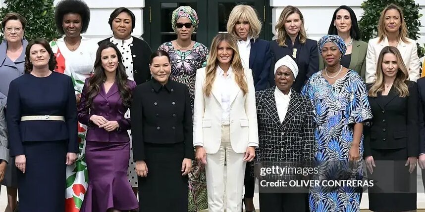    25 марта 2026 года. Мелания Трамп на фоне первых леди из других стран на встрече в Вашингтоне.