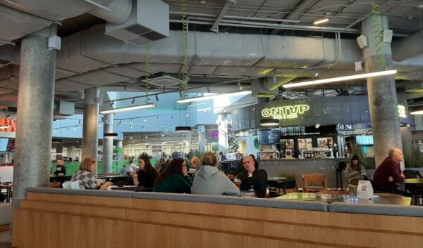 Заведения общепита в фудмолле ТРК «Норд» в Петербурге тем не менее полны. Фото: СДП