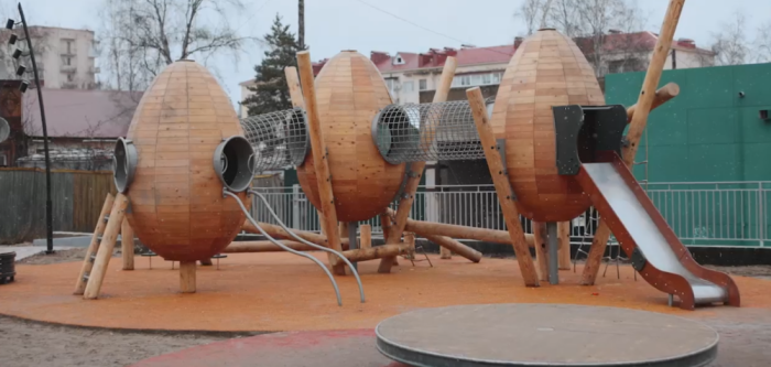 Кажется, что юных космонавтов из такого детского городка даже пряниками не выманить / скриншот кадра видео Марии Костюк в Мах