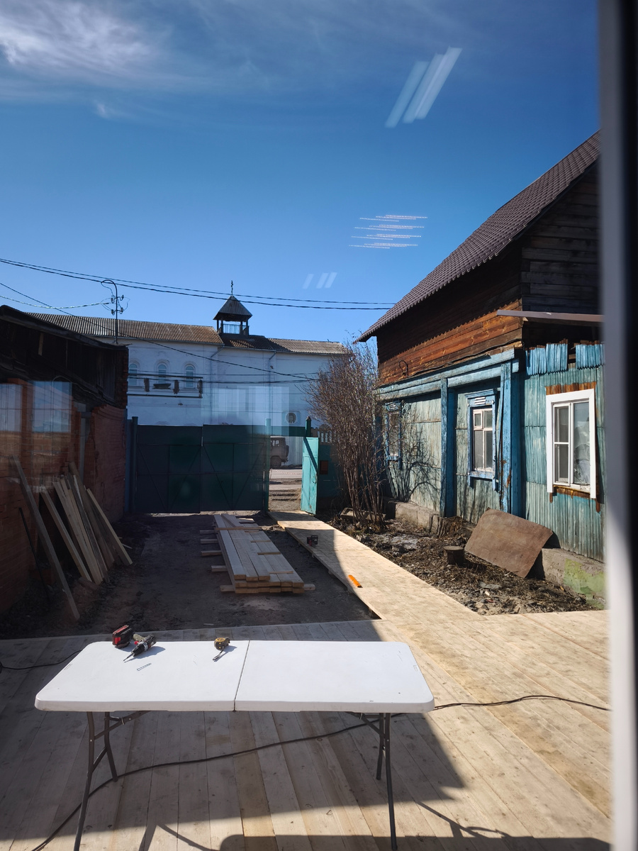 Временный храм расположен напротив основного 