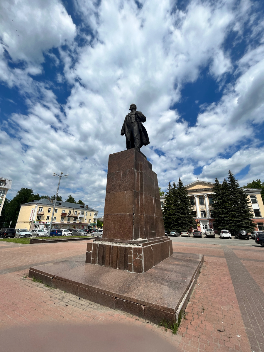 Памятник Ленину на площади Ленина на улице Ленина. Все как положено)))