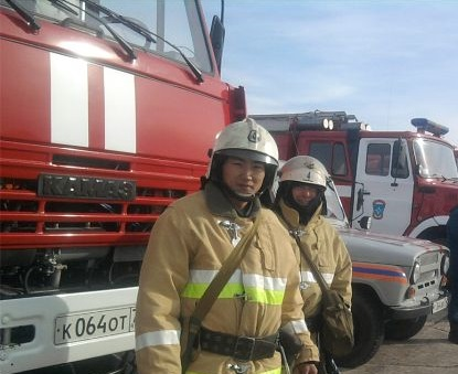 Крыша стреляла шифером, веранда полыхала – а он вбежал внутрь без снаряжения