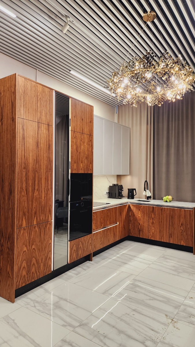 Электрический щиток, роутер и слаботочные боксы скрыты за гладкими фасадами. Доступ есть, эстетика сохранена. Проект Лиговмебель