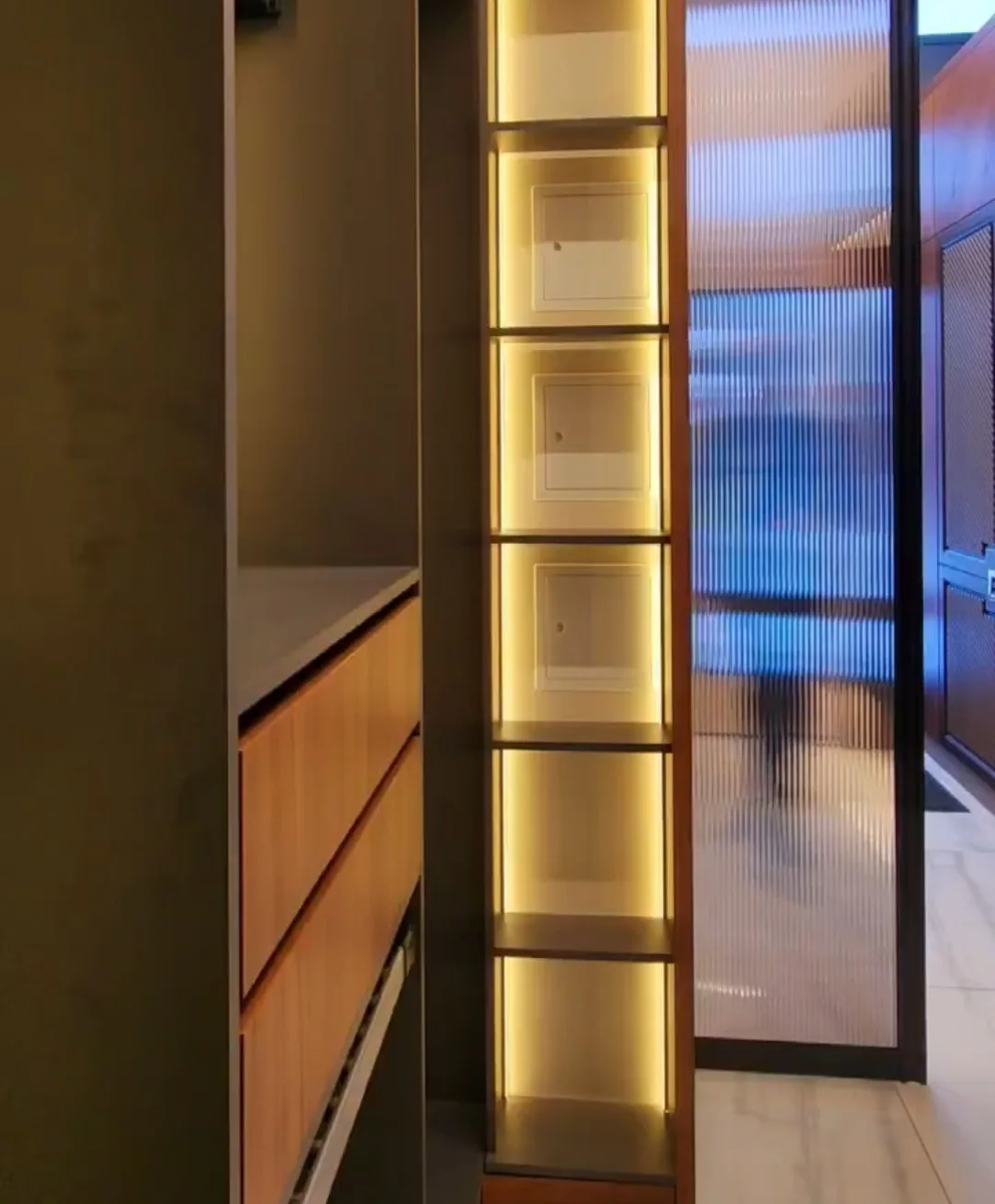 Декоративный лючок для доступа к электрическому щитку, окрашенный в цвет стены, скрытая коммуникация в интерьере от Лиговмебель, Санкт‑Петербург