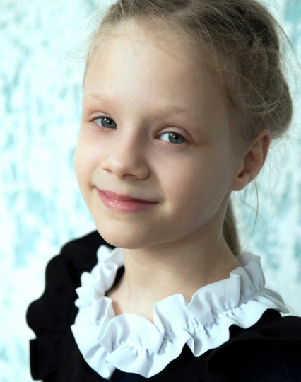 Две сетренки и их брат ждут родителей!