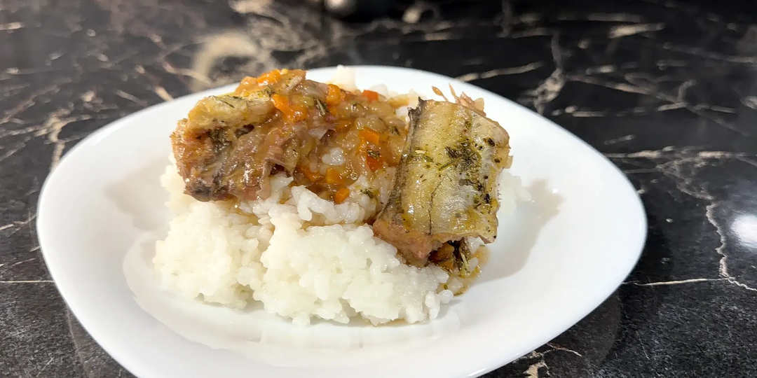 Тушеная рыба на сковороде в кисло-сладком соусе