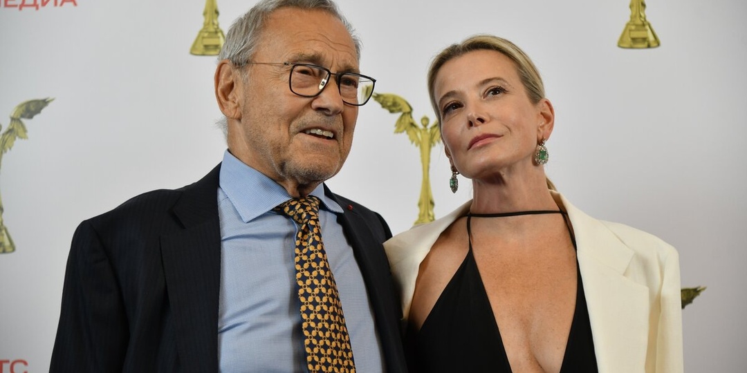 Он (Кончаловский) изображает из себя гордого и независимого художника. А сам, как Мальчиш Плохиш, приоделся на вручение премии за свой фильм