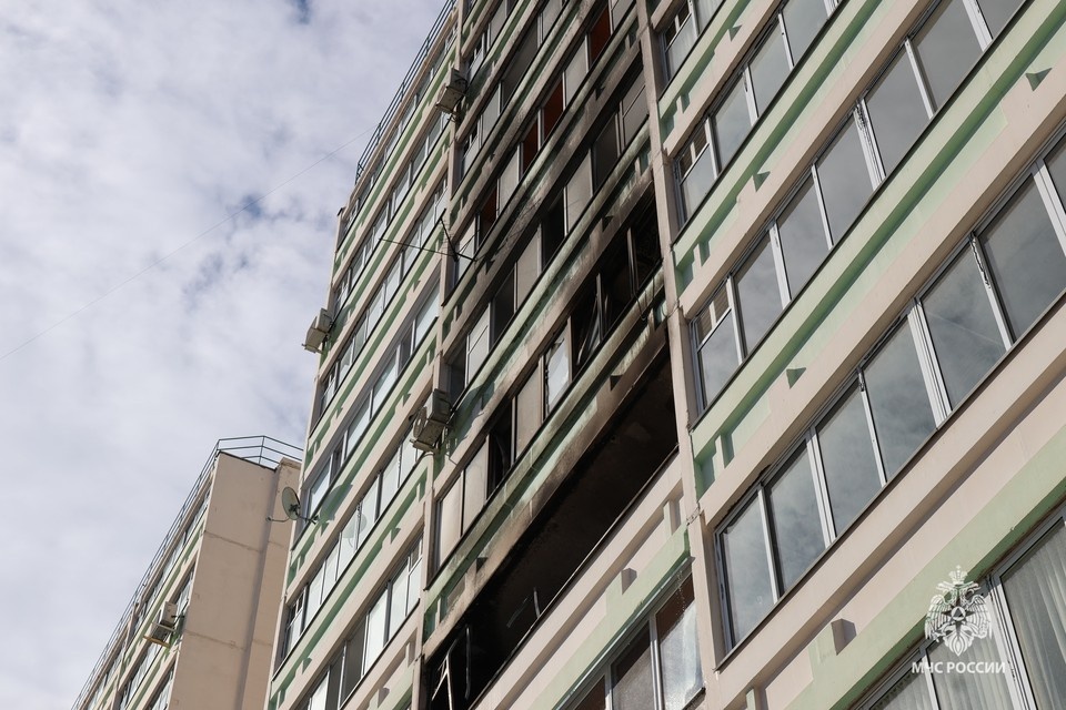    Языки пламени стали перекидываться на соседние квартиры. Фото: ГУ МЧС по Пермскому краю.