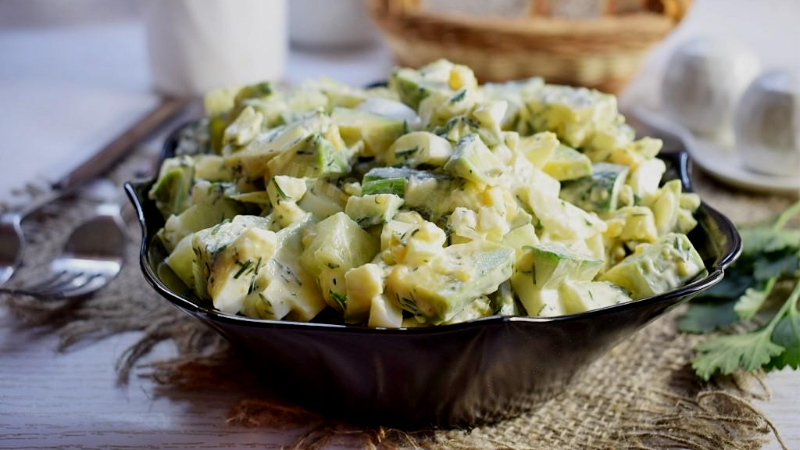 Этот куриный салат спасал меня сотни раз: готовить быстро и съедается мигом