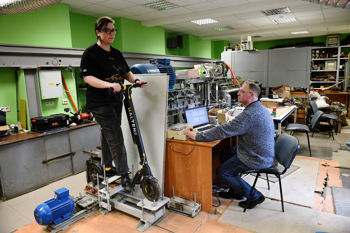 Стенд для испытаний СИМ фиксирует параметры, необходимые для экспертизы ДТП. Фото: Владимир Петров / УрФУ.