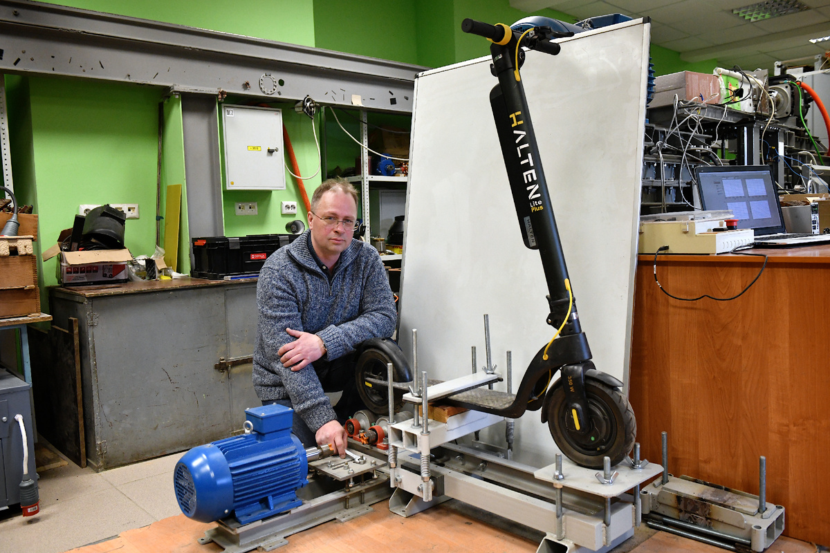 Стенд для испытаний СИМ фиксирует параметры, необходимые для экспертизы ДТП. Фото: Владимир Петров / УрФУ.