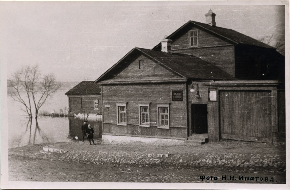 Дом-музей К.Э. Циолковского. Весенний разлив реки Оки. 1937 г. Разлив Оки, вид со стороны улицы Космонавта Волкова (до 1971 г. Совхозной). 1970 г. Фото – Л. Е. Чиркова (из архива редакции газеты «Знамя»)