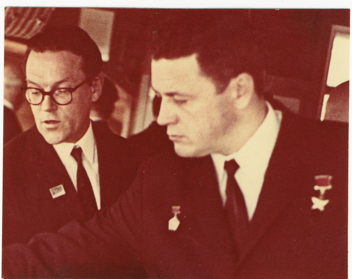 Космонавт В.Н. Волков и внук К.Э. Циолковского на веранде Дома-музея. Калуга 9 апреля 1970 г.