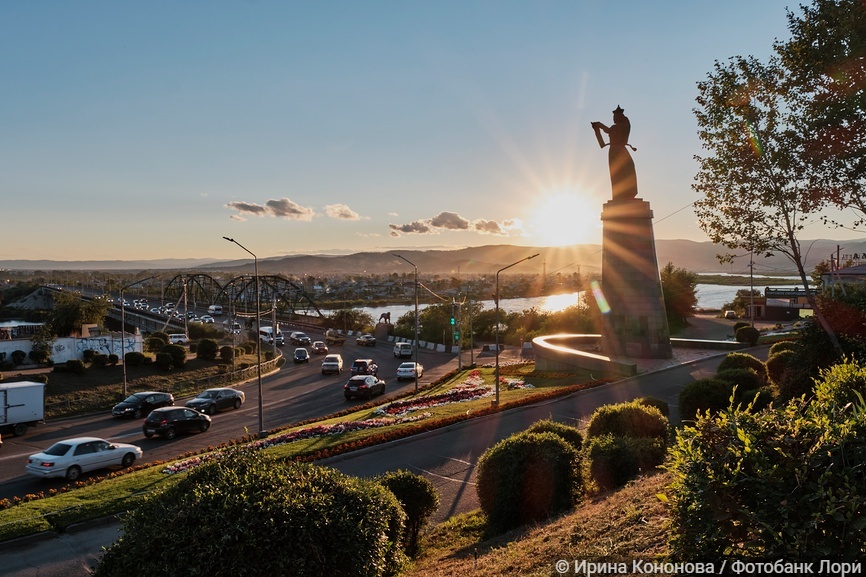 Автомобильный мост через реку Селенга. Скульптура «Мать Бурятия»