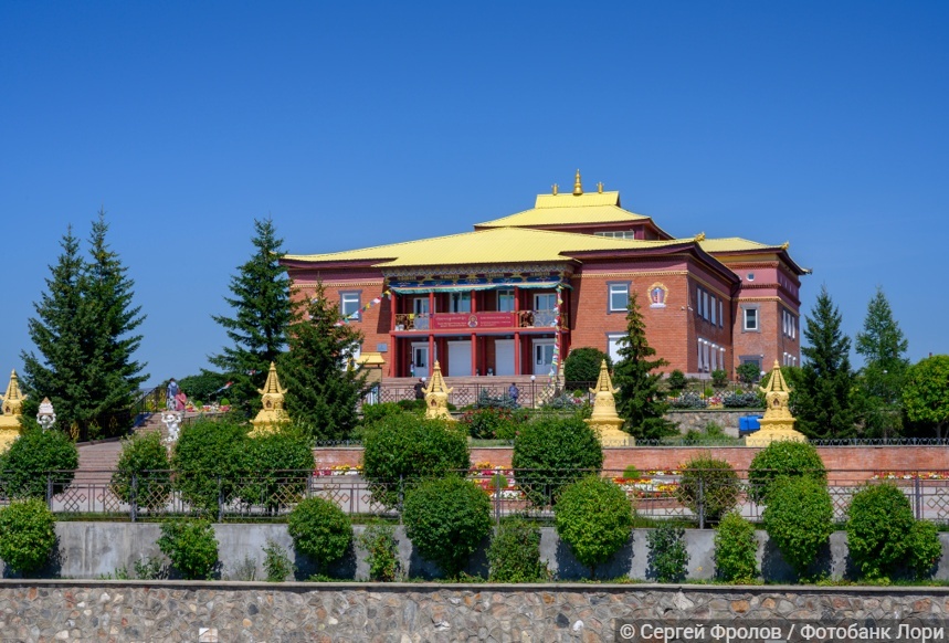 Буддийские ступы и главное здание датсана Ринпоче Багша 