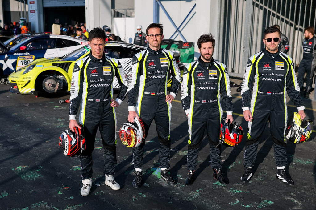 Команда Fanatec Black Falcon перед гонкой NLS2 21 марта 2026 года; слева — видеоблогер Стив Альварез, второй справа — Джимми Бродбент, известный стример и ведущий LAN-турниров Gran Turismo World Series