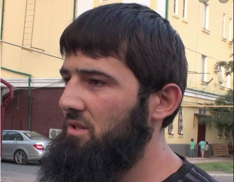 Учитель физкультуры вылез из окна на четвёртом этаже – за чужим ребёнком