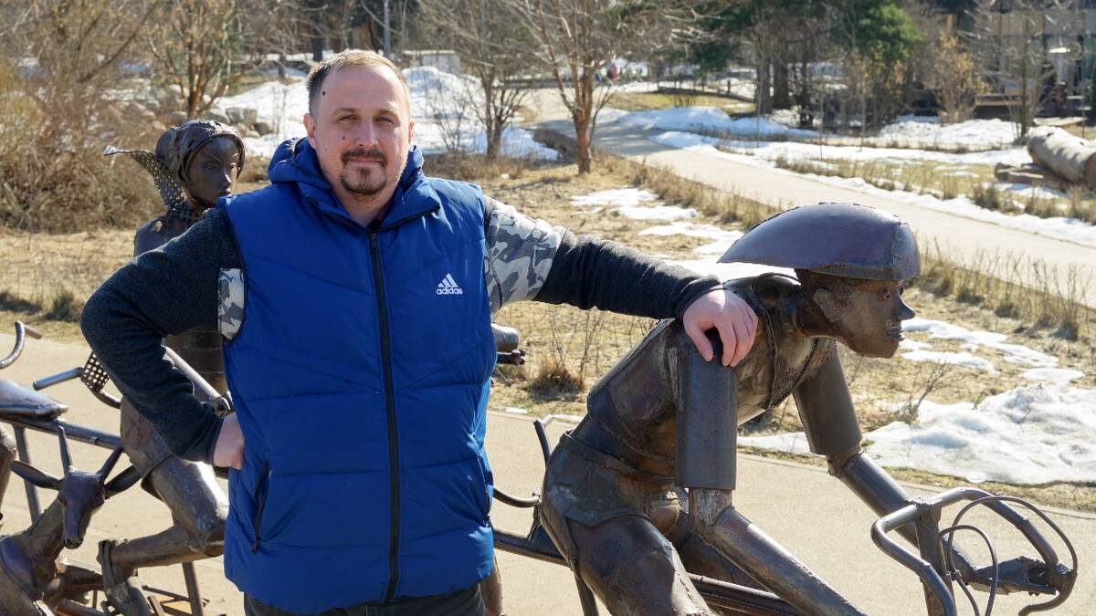    Заместитель начальника комплекса ООПТ ПИП «Покровское-Стрешнево» Тимур Донцев у одной из скульптур, размещенных в парке в рамках проведения работ по благоустройству / Фото: Дмитрий Дубинский / Вечерняя Москва