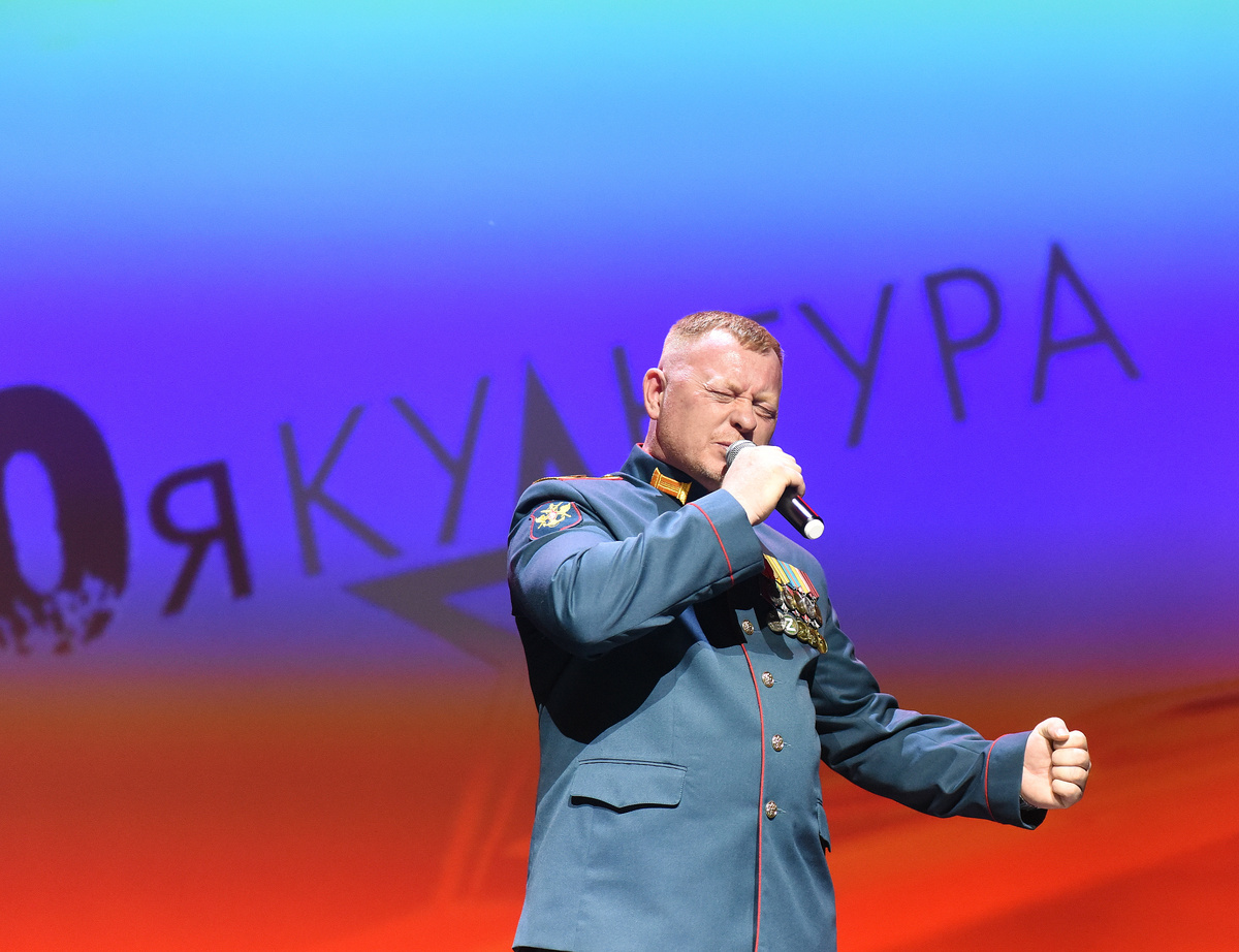 Пётр Бакиров исполняет песню "Ангелы-хранители" на стихи Аллы Корнишиной