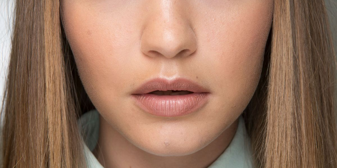 Минус 10 лет за 10 минут: 5 правил макияжа для нависшего века, которые реально «открывают» взгляд