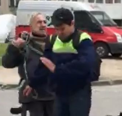 Его порезали мачете и натравили на него псов. Он всё равно не отступил