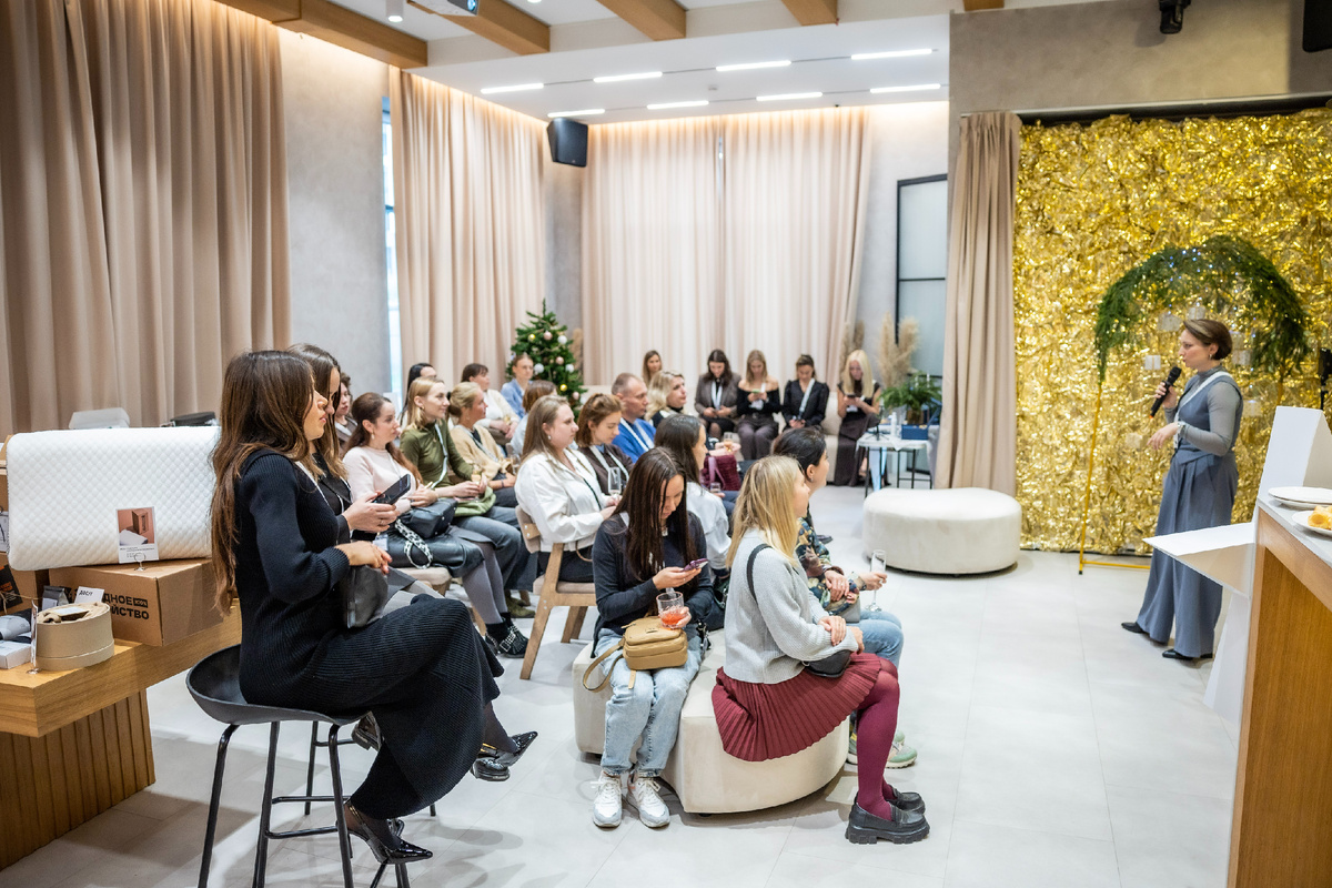 Фотография с мероприятия в Москве: компания "Атрибутика" проводит презентационные встречи для клиентов, которые включают как демонстрацию новинок компании, так и полезные мастер-классы и живое общение за фуршетом