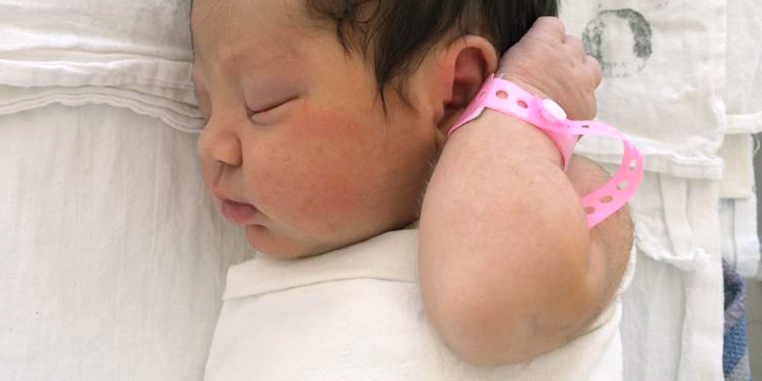 «Впервые увидели дочь на фото, малышке было 28 дней»