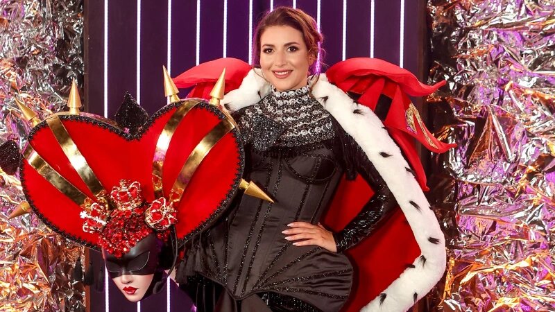     Под маской Пиковой Дамы скрывалась певица Жасмин Пресс-служба телеканала НТВ.