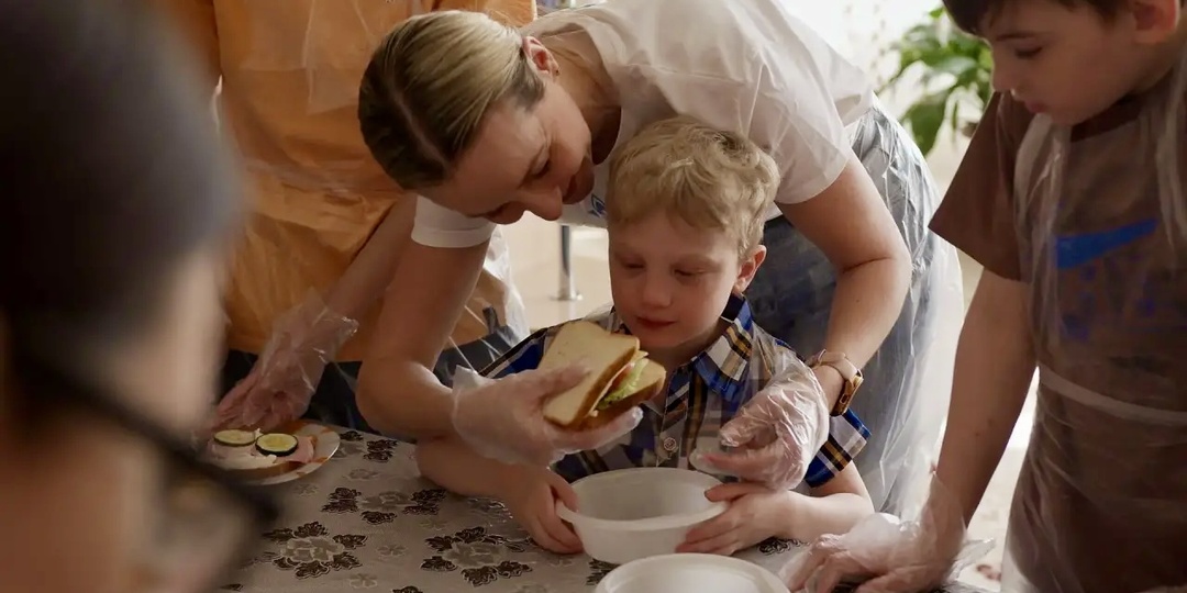 Волонтеры #GAZ_актива устроили кулинарный мастер-класс для воспитанников детского дома