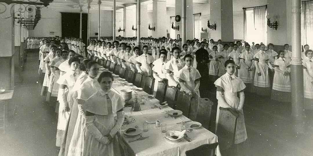 «Мертвая еда» на обед и слезы в подушку: как кормили благородных девиц в Смольном институте