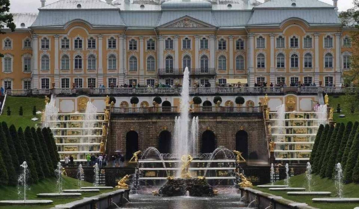     Петергоф. Источник: spb.kp.ru Автор фото: Алексей Булатов