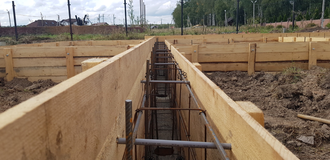 «Зачем тебе опалубка?»: простой рабочий подсказал, как залить Т-образную ленту за один раз