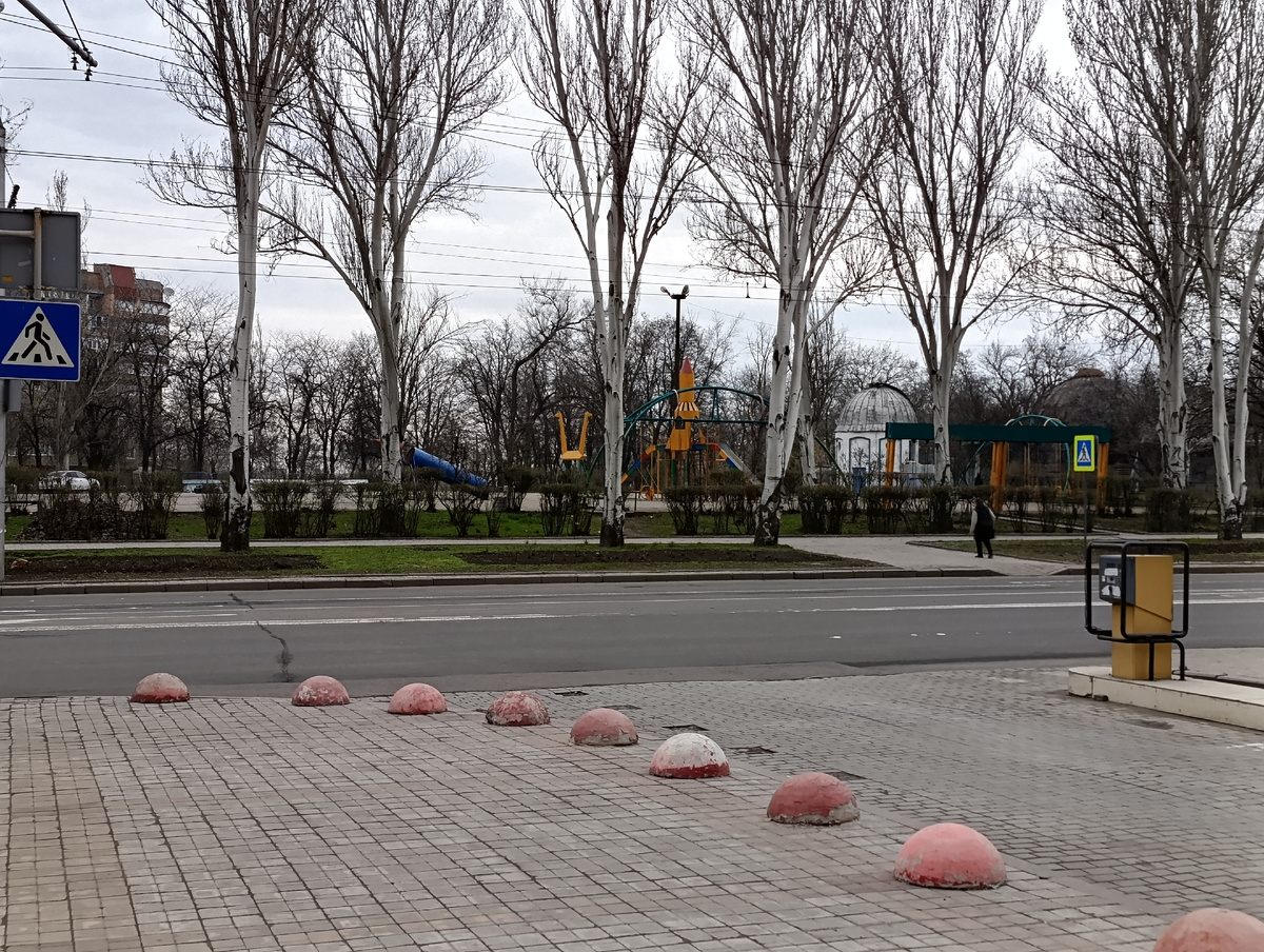 Детская площадка возле старого планетария напротив ТРЦ "Донецк Сити".