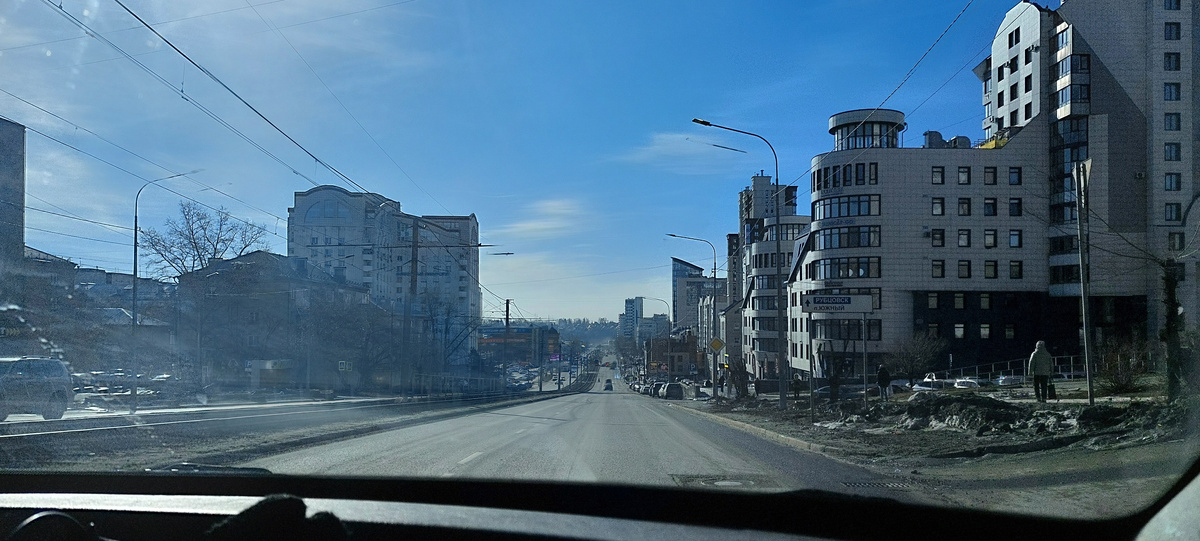 Снег еще лежит вдоль дорог темными грязными кучами в городе и большими рыхлыми сугробами на даче.