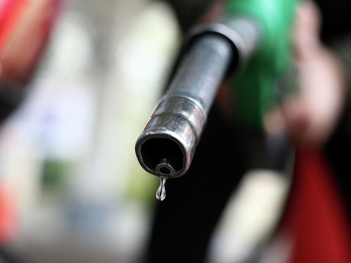    Заправочный пистолет на АЗС в Париже | © REUTERS / Abdul Saboor