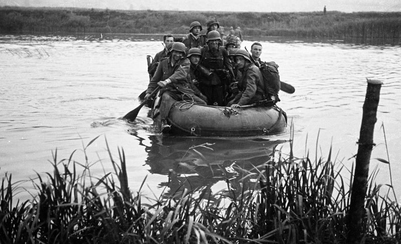 Немцы гнались за советским солдатом, уплывающем на бревне. Когда он перестал убегать, враги пожалели, что не утонули раньше