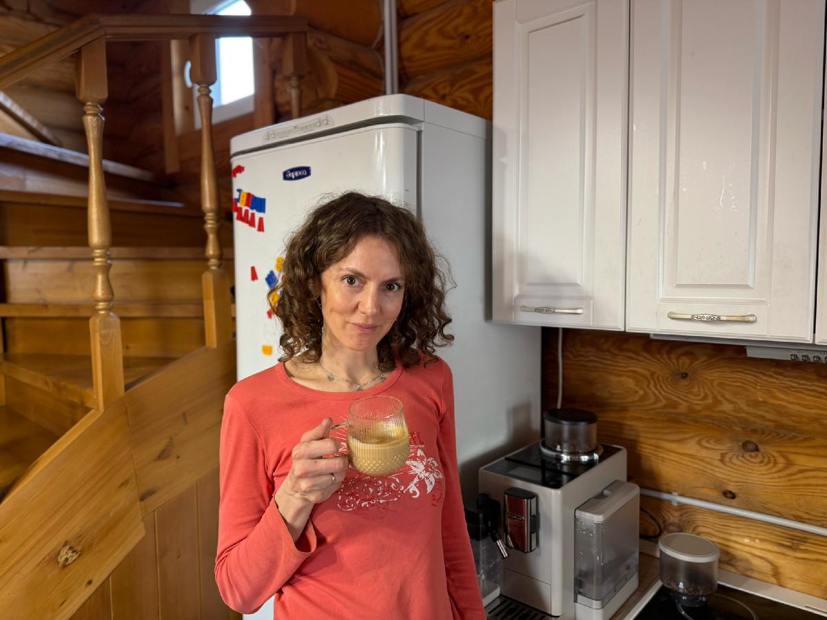 Сначала кофемашиной мы пользовались дома, а сейчас когда перебираемся на дачу на весенне-летний сезон, кофемашина переехала с нами :)