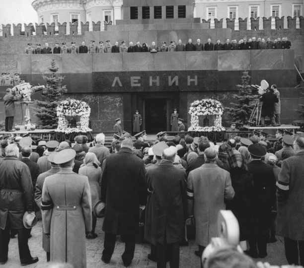 Последний путь Юрия Гагарина: снимки с церемонии прощания и похорон космонавта