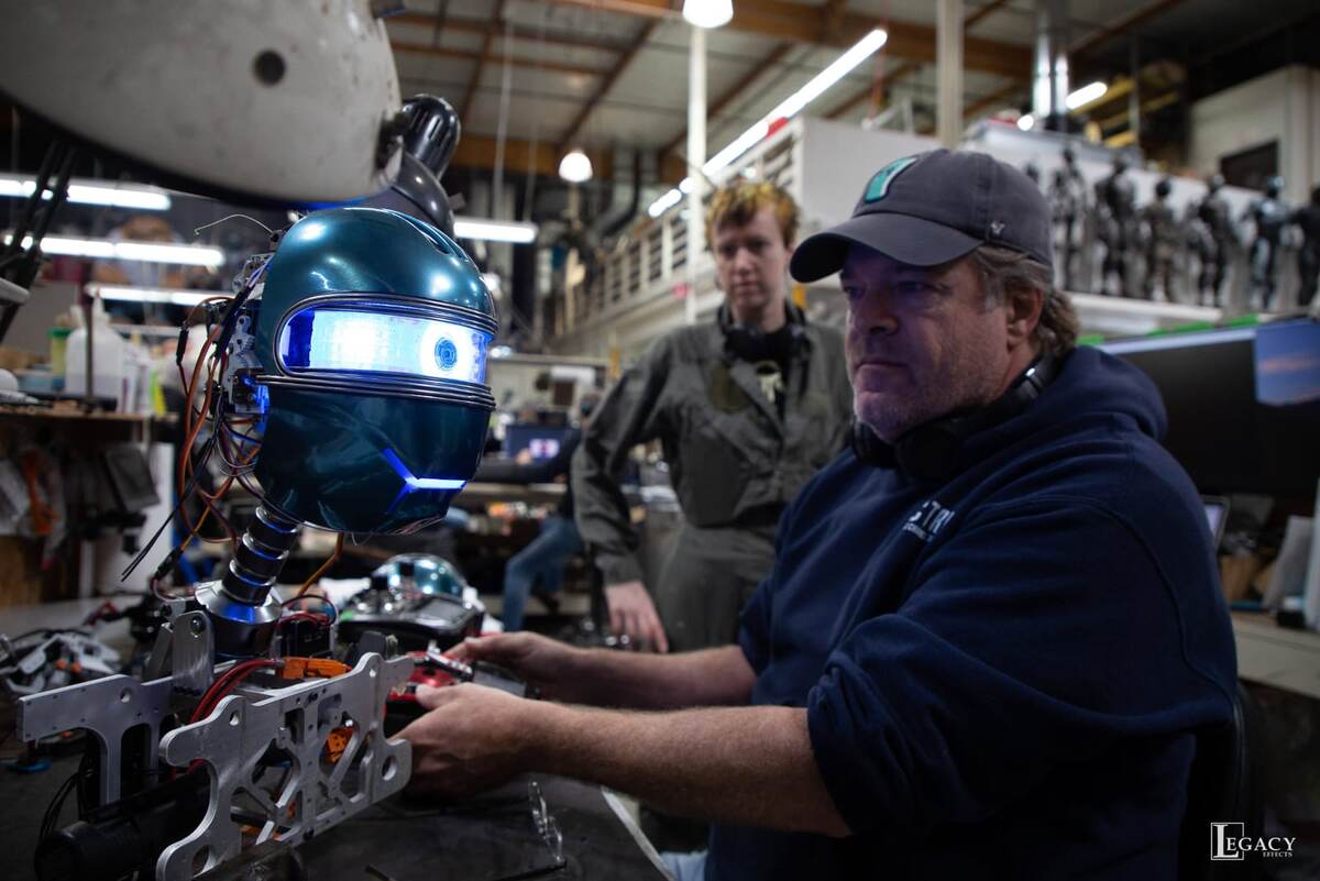 Инженер устанавливает внутреннюю структуру аниматронного робота.
