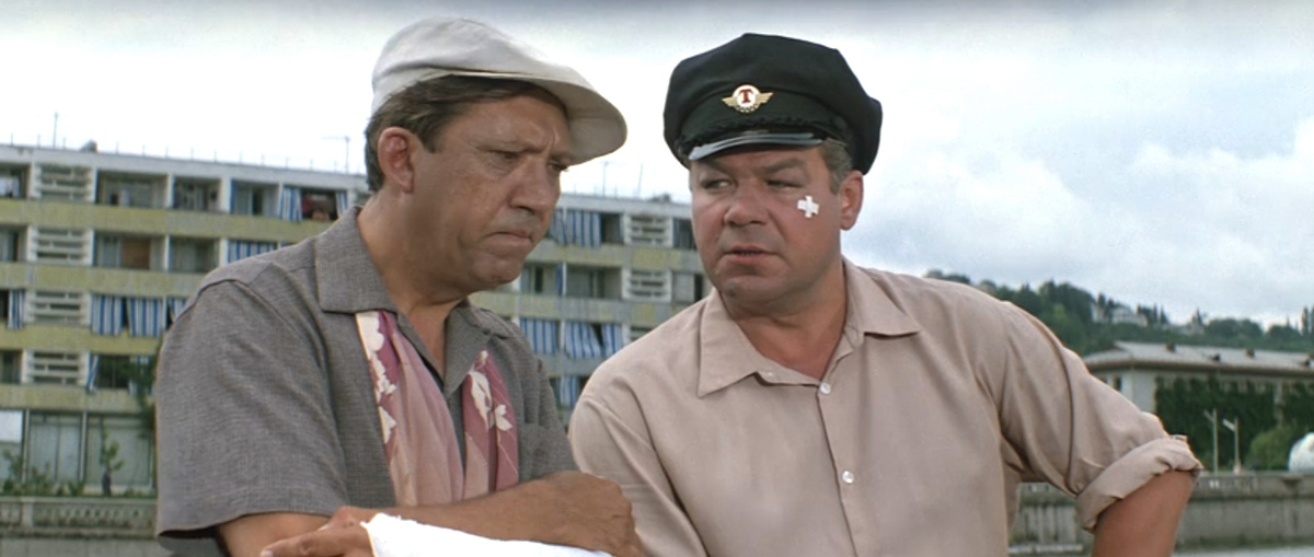 Кадр из кинофильма "Бриллиантовая рука", 1968 г., режиссер Леонид Гайдай, сценаристы Морис Слободской, Яков Костюковский, Леонид Гайдай, композитор Александр Зацепин (скриншот)