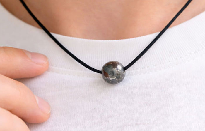 Как выглядит Орбита, сделанная из метеорита на шнурке