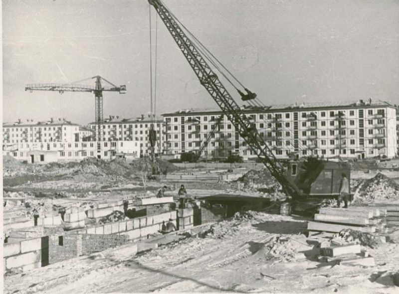 В. Петров
Строительство в 215-м квартале, г. Череповец
Дата съемки: апрель - декабрь 1961
Источник russiainphoto.ru